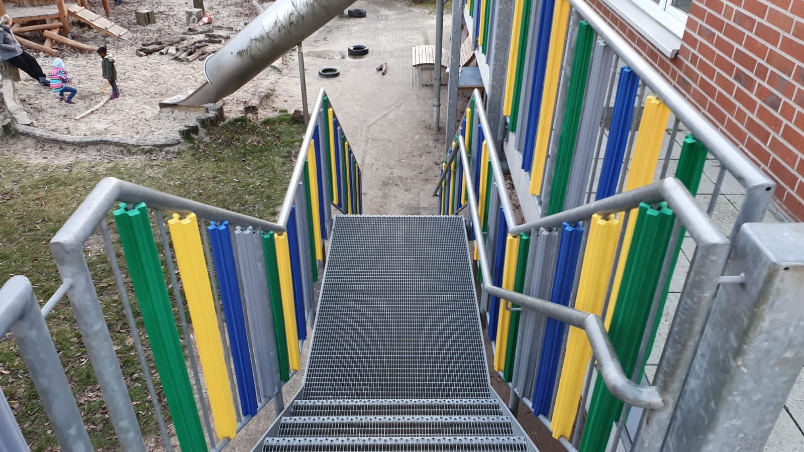 8b0b7129-d6e1-4a9e-9fdc-ec9565b812c9 Geländerschutz Schule