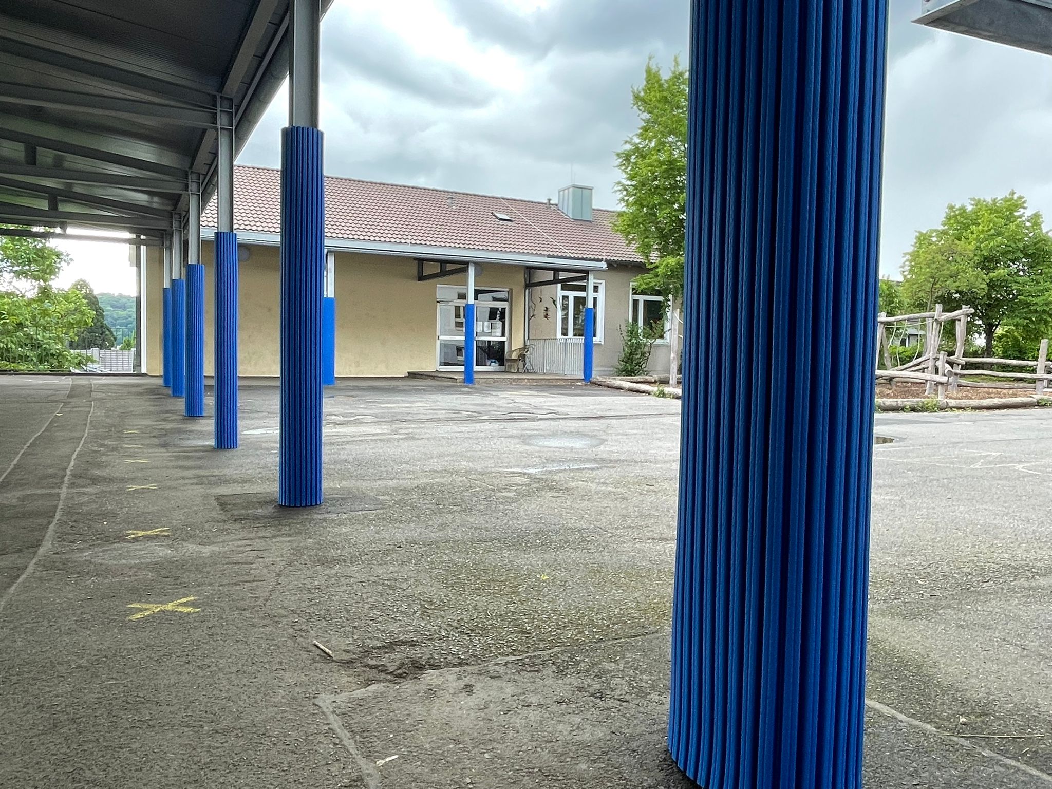 47c86b6d-1310-4982-96a4-c64af19e42dd Säulenschutz Schule Außenbereich