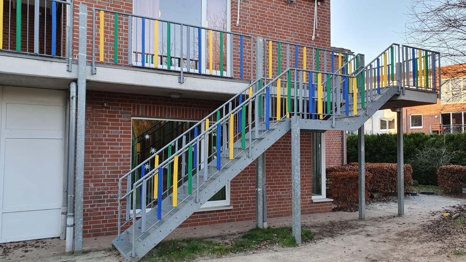 d05e9e3b-75e2-411e-ace3-317d13fe32ea Geländerschutz Kindergarten