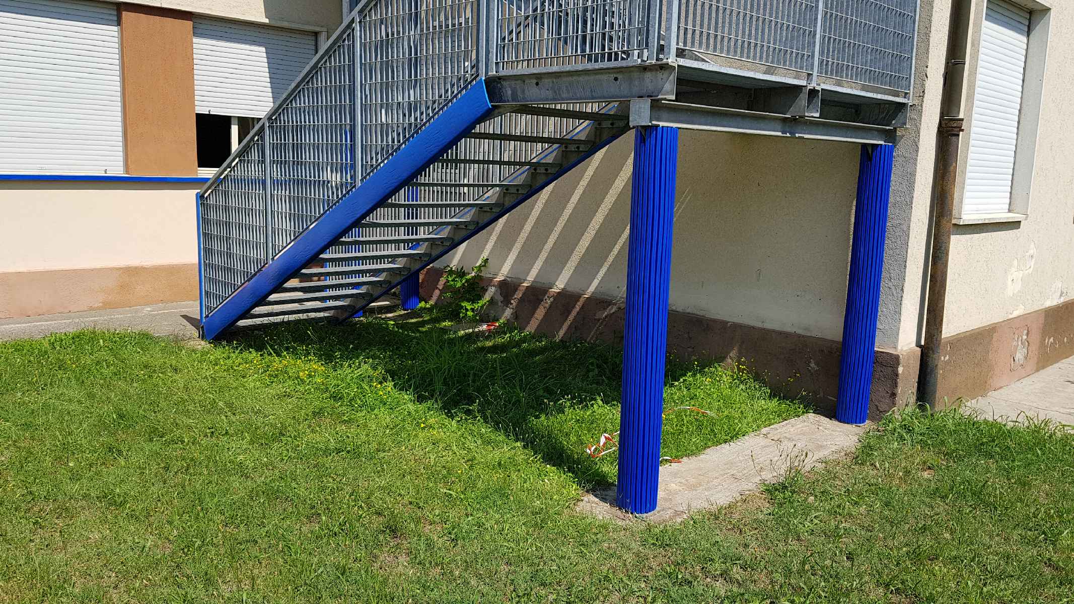 protezioni-antitrauma-scale-antincendio-scuola-7 Prallschutz Feuerschutztreppe Kindergarten